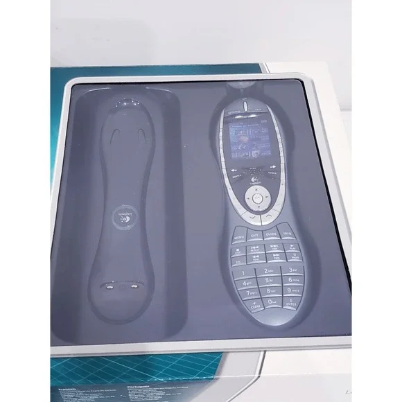 Logitech Harmony 880 Pro Universal Remote Control - Picture 2 of 11